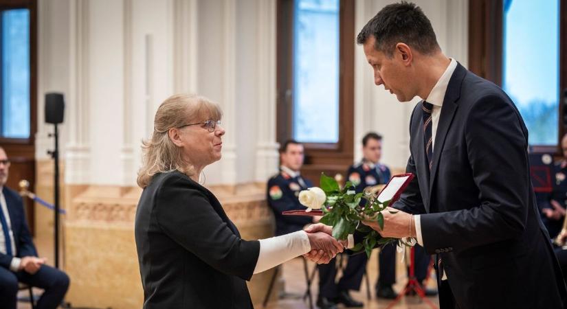Rangos állami elismerést vehetett át a veszprémi gyermekvédelmi szakember