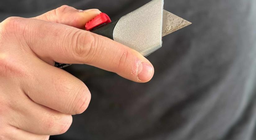 Tapétavágóval fenyegettek meg egy férfi a szentgotthárdi vasútállomáson, majd 1400 eurót vettek el tőle