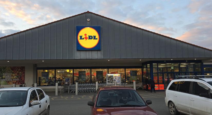 Vádat emeltek a volt kormányhivatali vezetővel szemben, aki egy mikró alá rejtette a lopott árut