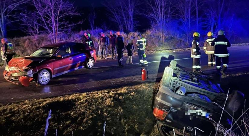 Helyszíni képeken az oroszlányi baleset: tetejére borult az autó az árokban