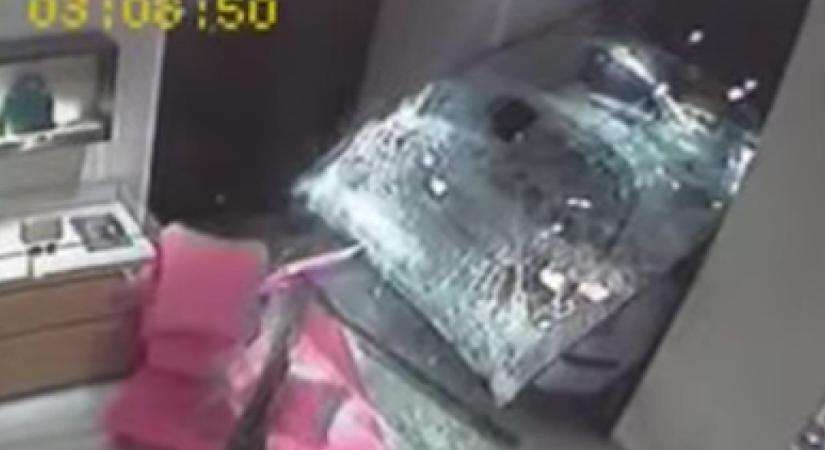 Kocsival törtek be az Andrássy úti Louis Vuitton-üzletbe, két fő ellen emeltek vádat – videón az eset