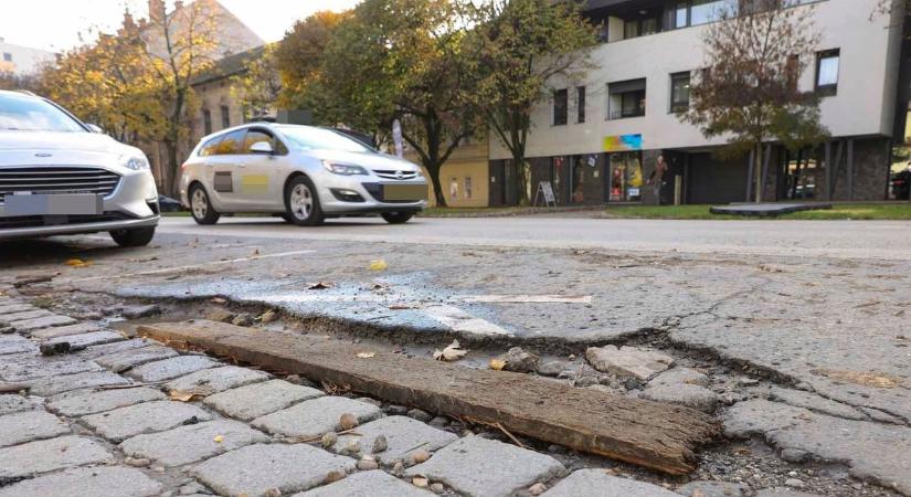 Tengelytöréstől rettegnek: szétesett az útburkolat a Bécsi körúton
