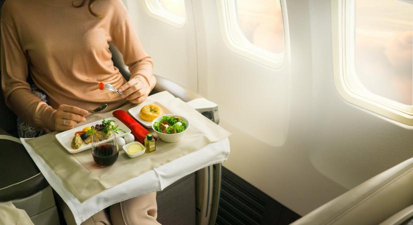 7 étel és ital, amit soha ne fogyassz a repülőn – a szakértők szerint