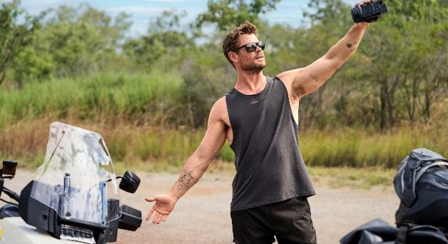 Chris Hemsworth új dokujában Alzheimeres édesapjával indul útnak