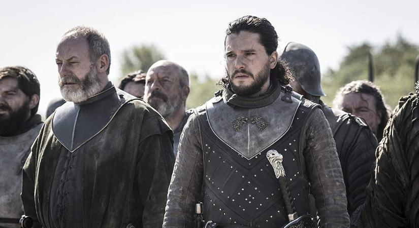 Kit Harington azzal viccelődött, hogy almás ládára kellett állnia, amikor új filmjében megcsókolta egykori "testvérét", Sophie Turnert, aki egy fejjel magasabb volt nála