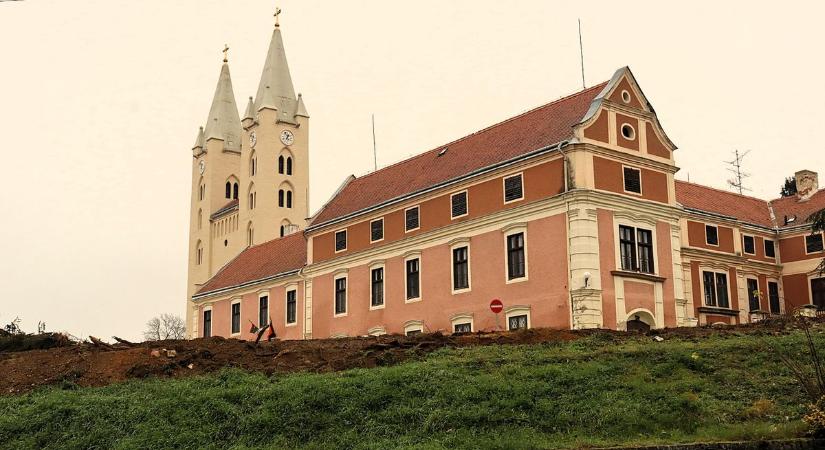 Közpark épül Türjén a templom és létesítményei előtt