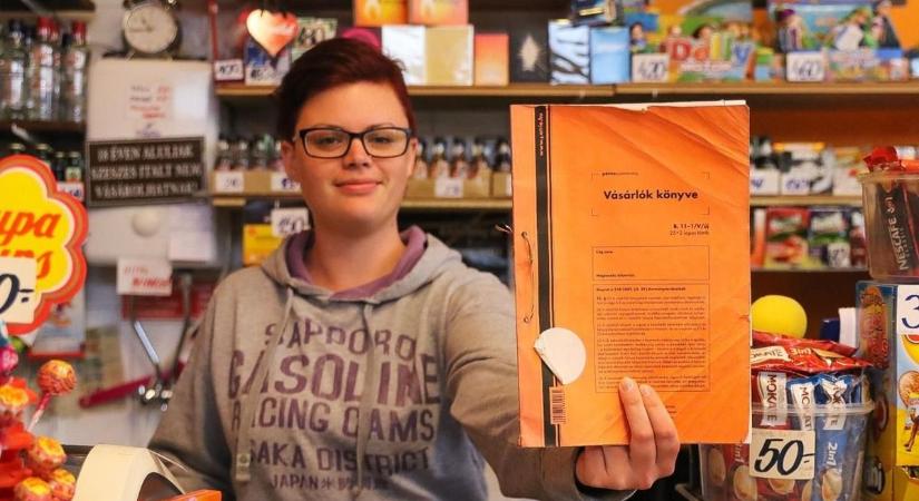 Egyre többször kerül elő a vásárlók könyve: sok a konfliktus a boltokban és gyorséttermekben