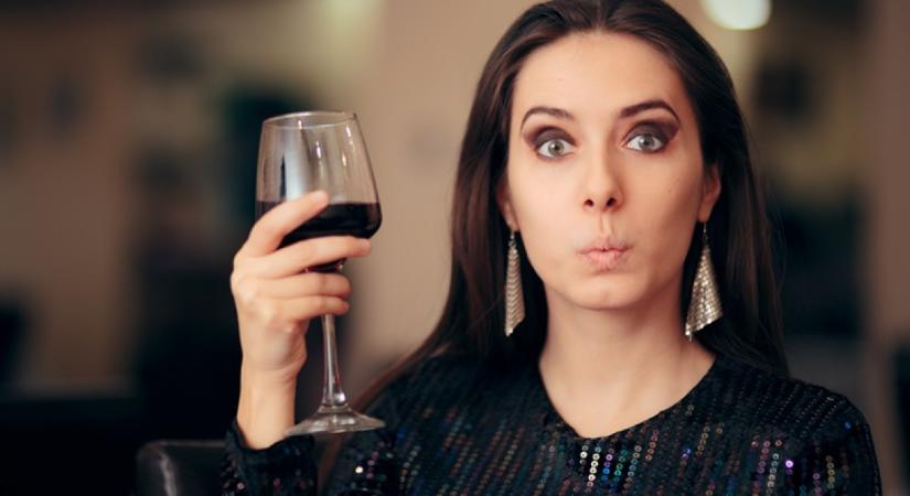 A nő rendelt magának egy pohár bort az étteremben: majdnem lefordult a székéről, amikor meglátta, milyen üzenetet hagyott neki a pincér a számlán