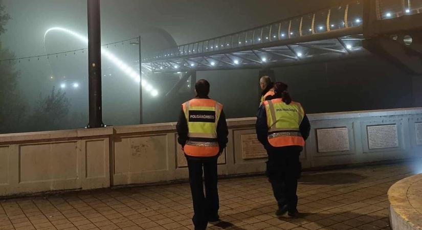 Az idegen elmenekült, szokatlan zsákmányát a polgárőrök orra előtt hagyta