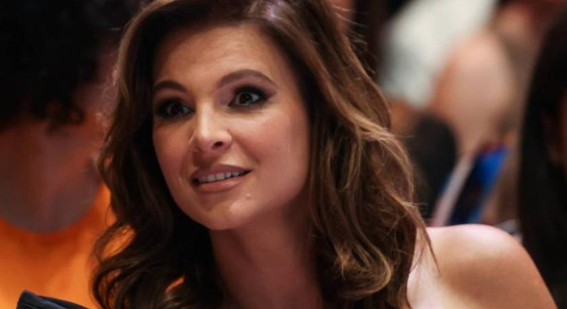 Sarka Kata tetőtől talpig vörös bársonyban gálázott: szexi dekoltázsa vonzotta a tekinteteket