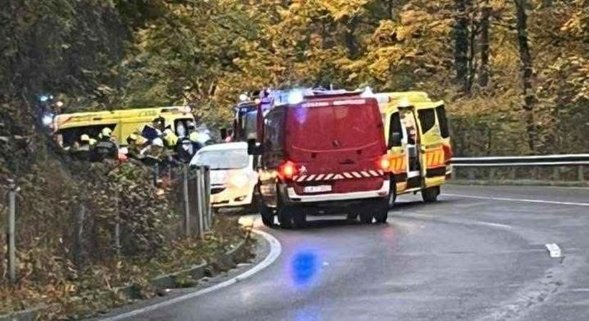 Rendkívüli: szalagkorlátnak ütközött egy autó a hegyi úton!