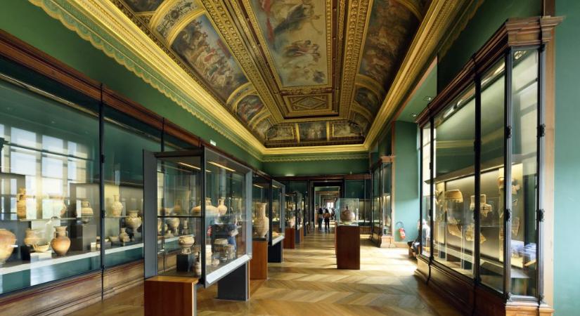 Lezárták a Louvre görög műtárgyakkal teli terét, mert meggyengült a födém