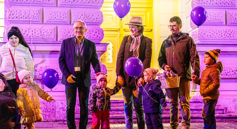 Lilába borult a Városháza a Koraszülöttek Világnapján