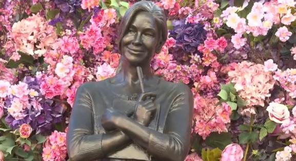 Leleplezték a Bridget Jones-szobrot: mit gondoltok róla?