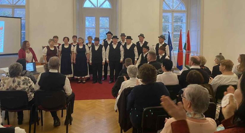 Első alkalommal találkoztak a népdalkörök Perkátán – teltházas sikerrel! (videóval, galériával)