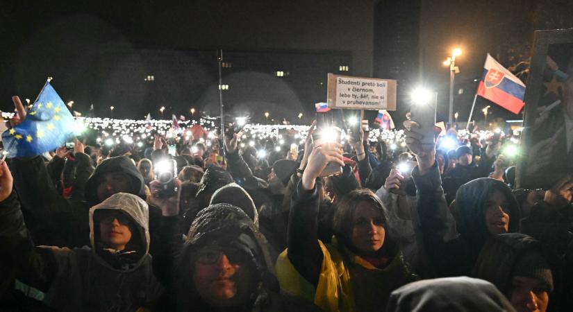 Fico és Babiš ellen is tízezrek tüntettek a bársonyos forradalom évfordulóján Szlovákiában és Csehországban