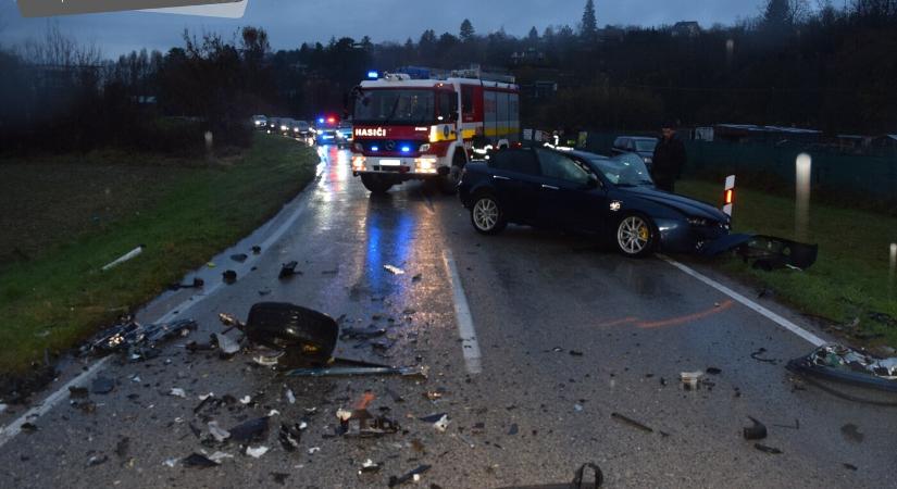 Óriási tömegbaleset: ripityára tört három autó, egy kisgyermek is megsérült (FOTÓK)