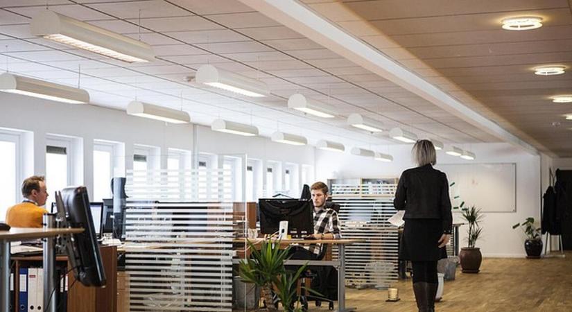 A közszféra menti meg a legfrissebb fizetési adatokat