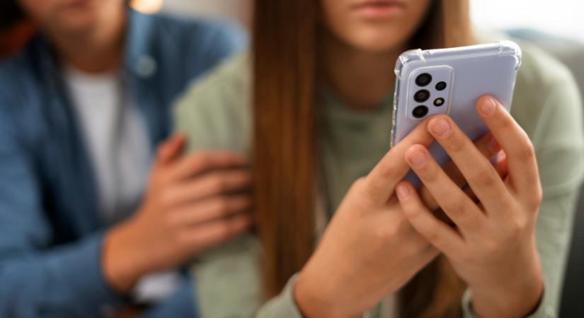 Egy SMS is elég lehet, hogy a csalók megszerezzék a pénzét