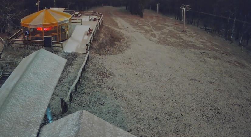 Síelni még nem lehet, de megérkezett az első hó Magyarországra