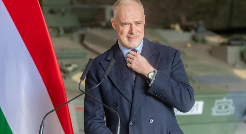 Szalay-Bobrovniczky Kristóf közölte: „kijárta” a kormánynál, hogy decemberben 120 ezer forintos SZÉP-kártya juttatást kapjanak a katonák