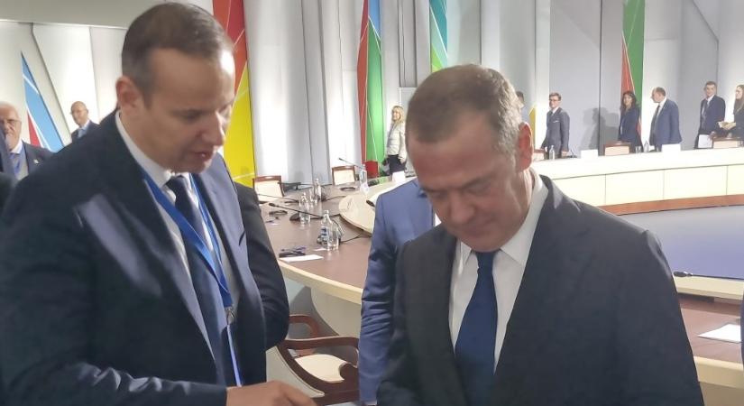 Toroczkai László személyesen találkozott Medvegyevvel, és átadott neki egy Kárpátaljáról szóló dokumentumot