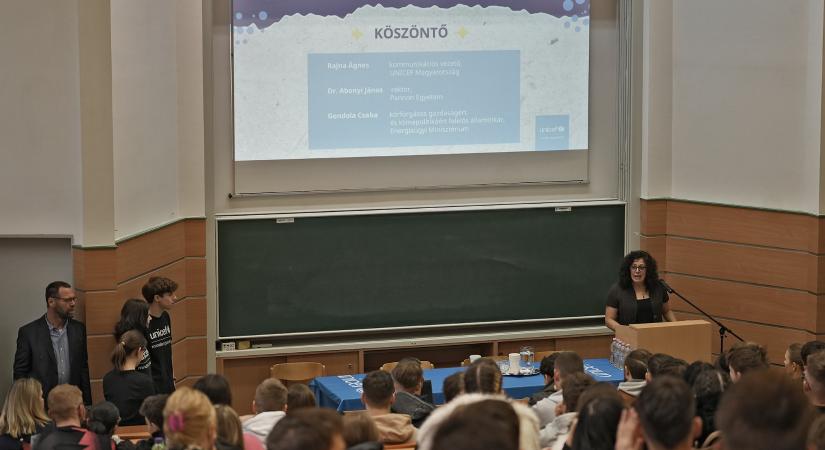 Több mint 200 veszprémi diákkal indult el az UNICEF Magyarország Egyetemi Klímavédelmi Roadshowja Veszprémben