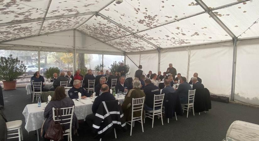 Pattanásig feszült helyzet a határon: áramszünet zavarta meg a megbeszélést