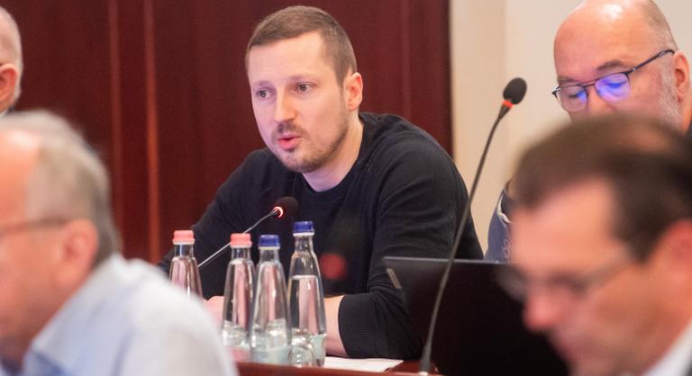 Kiborult Terézváros polgármestere, ordibálást és utcára vizelést emleget az egyik szórakozóhely előtt