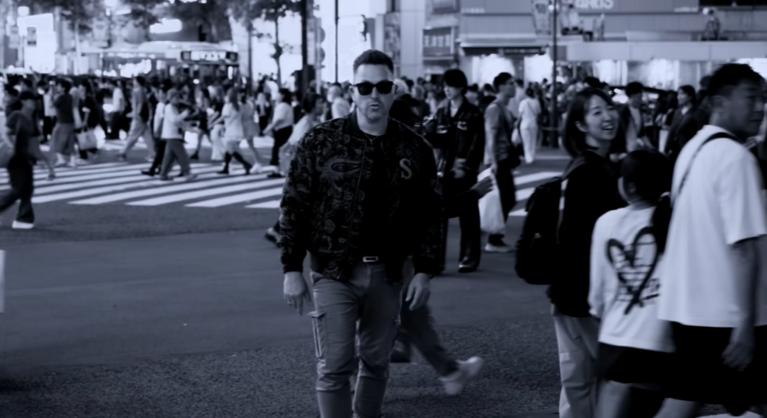 Ákos egzotikus dzsekiben bulizik és énekel Tokió utcáin