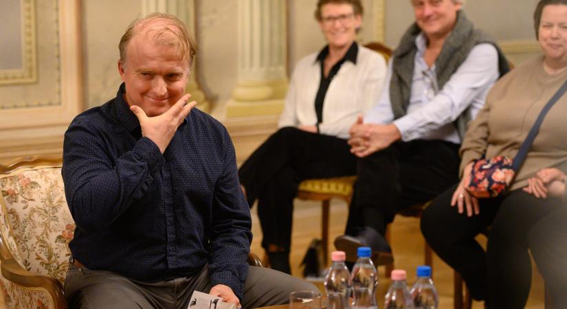 Irodalom, humor és zene fúziója a Zichy-palotában: Lackfi János volt a Kalamáris vendége