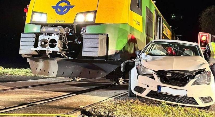 Részeg sofőr ütközött vonattal Burgerlandban - fotók