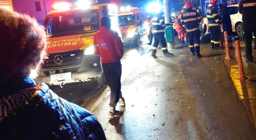 Két autó ütközött, négy gyalogost sodort el az egyik jármű