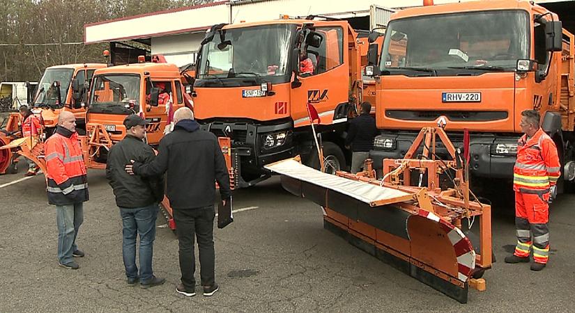 A munkagépek már készenlétben: elkezdődött a téli üzem a Magyar Közútnál