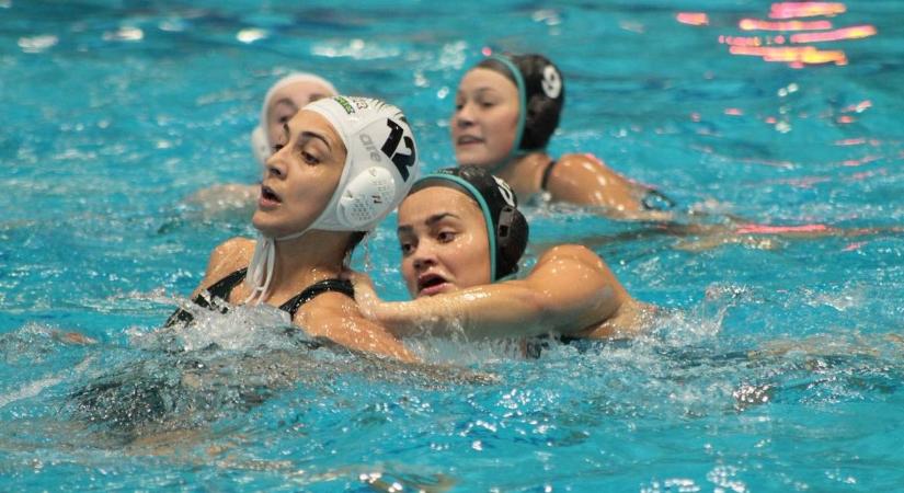 Óriásit hajráztak a lányok a medencében