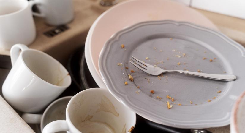 Beáztatja az edényeket éjszakára? Komoly betegséget kockáztat vele!