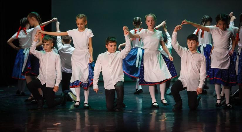 Ünnepi műsorral tisztelegtek a 60 éves Kemény Ferenc Sportiskola előtt fotók, videó