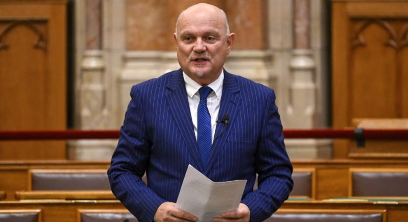 A nevelőszülők munkája küldetés - hangsúlyozta Móring József Attila az Országgyűlésben