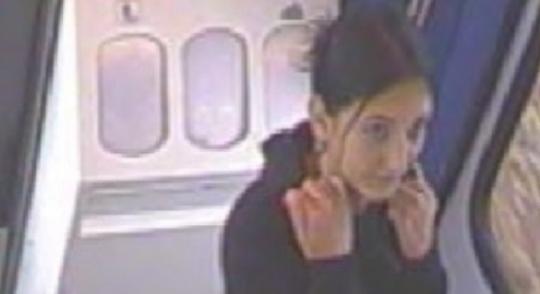 Fiatal lány lopott a debreceni vonaton, keresik a rendőrök