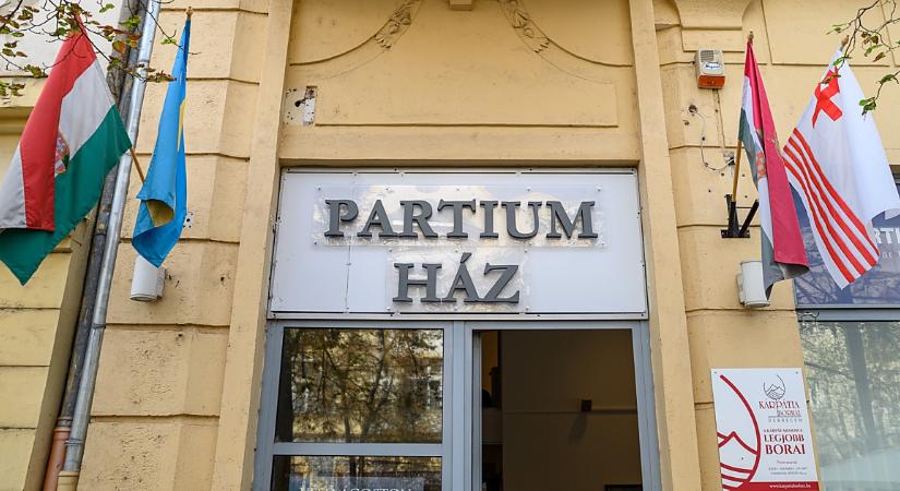 Száz művész, egy kötet és egy beszélgetés Debrecenben