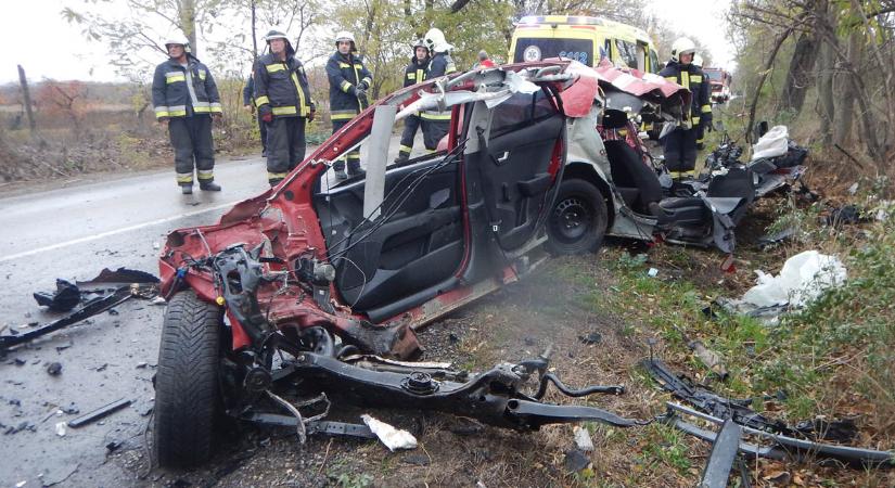 Kamion és személygépkocsi ütközött frontálisan az 51-es főúton, egy ember életét vesztette