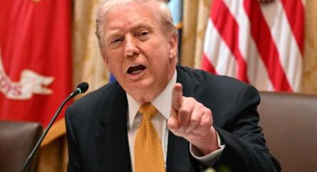 Trump „nagyon szigorú szankciókat” helyezett kilátásba az Oroszországgal kereskedelmet folytató országok ellen