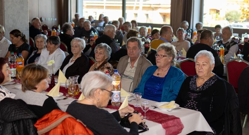Az időseket és a házassági évfordulósokat ünnepelték Bátorkeszin