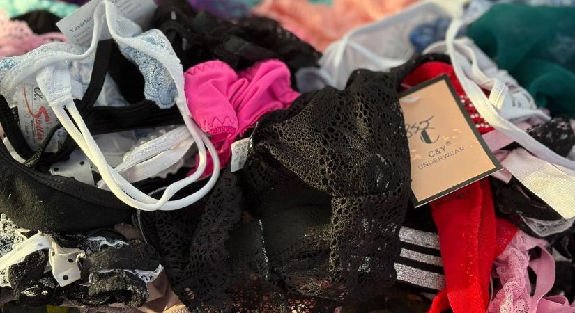 Rejtély a csácsi körforgalomnál: hogyan került ennyi női bugyi a buszmegállóba?