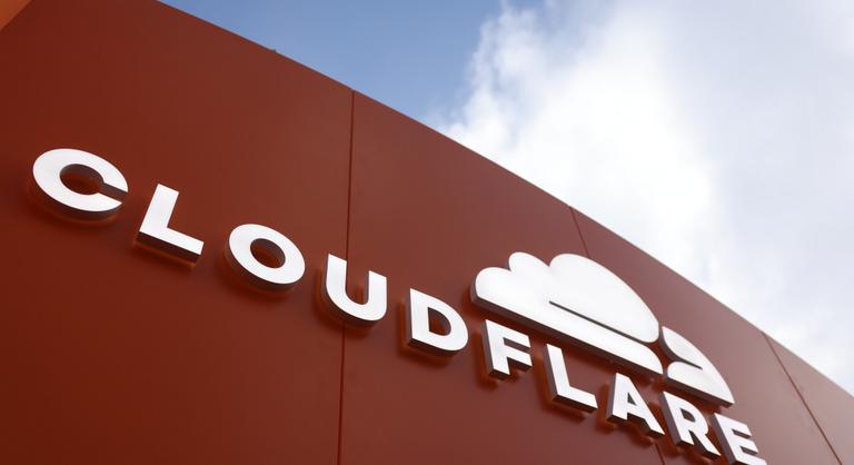 A Cloudflare technikai hibája miatt leállt a fél internet, magyar oldalak is elérhetetlenné váltak