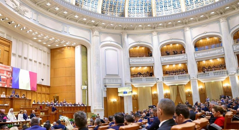 Spontán sztrájk képviselőházban: a várható bércsökkentés miatt tüntetnek az alkalmazottak