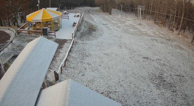 Videón a hóesés: Fehérbe burkolózott a táj