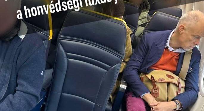 Állampolgárokkal közösködő minisztert kaptak fapadoson lencsevégre