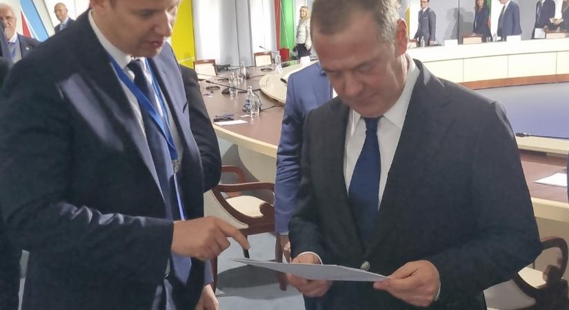 Toroczkai találkozott a volt orosz elnökkel és átadott neki egy dokumentumot Kárpátaljáról