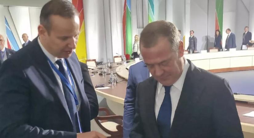 Toroczkai László a rendszeresen atomtámadással fenyegetőző Dmitrij Medvegyevvel találkozott